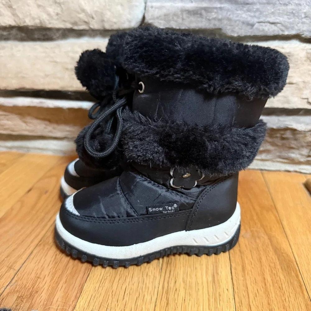 Snow Tec Kids Black Snow Boots with Fur Trim and Pom Poms Size 6